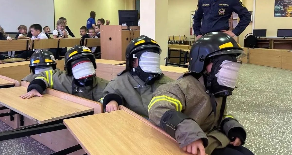 Второклассники надели боевую одежду и вывели одноклассницу из «задымлённого» помещения