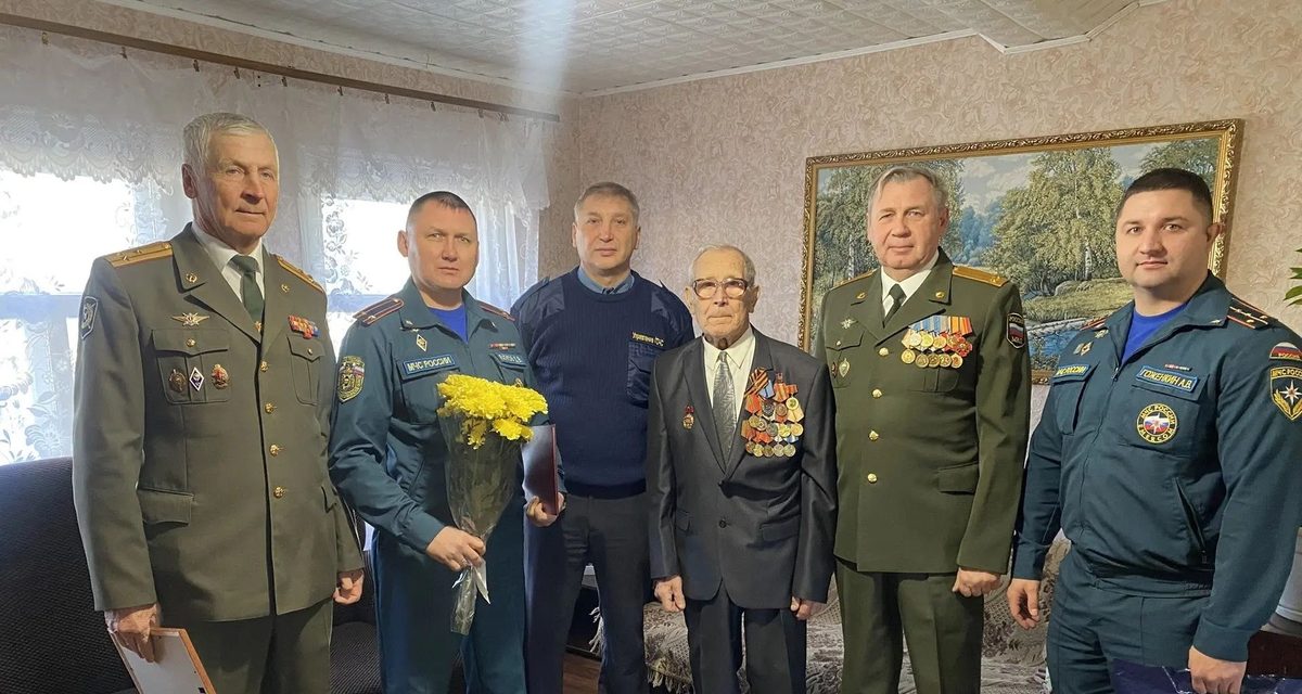 В Пензе ветерана пожарной охраны Ивана Силантьева поздравили с 95-летием