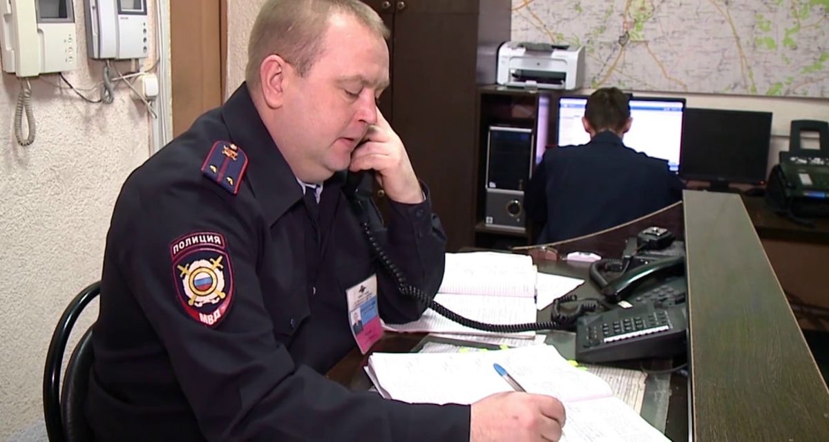 В Пензе мужчина после застолья забрал из вазы 25 тысяч рублей и парикмахерские инструменты