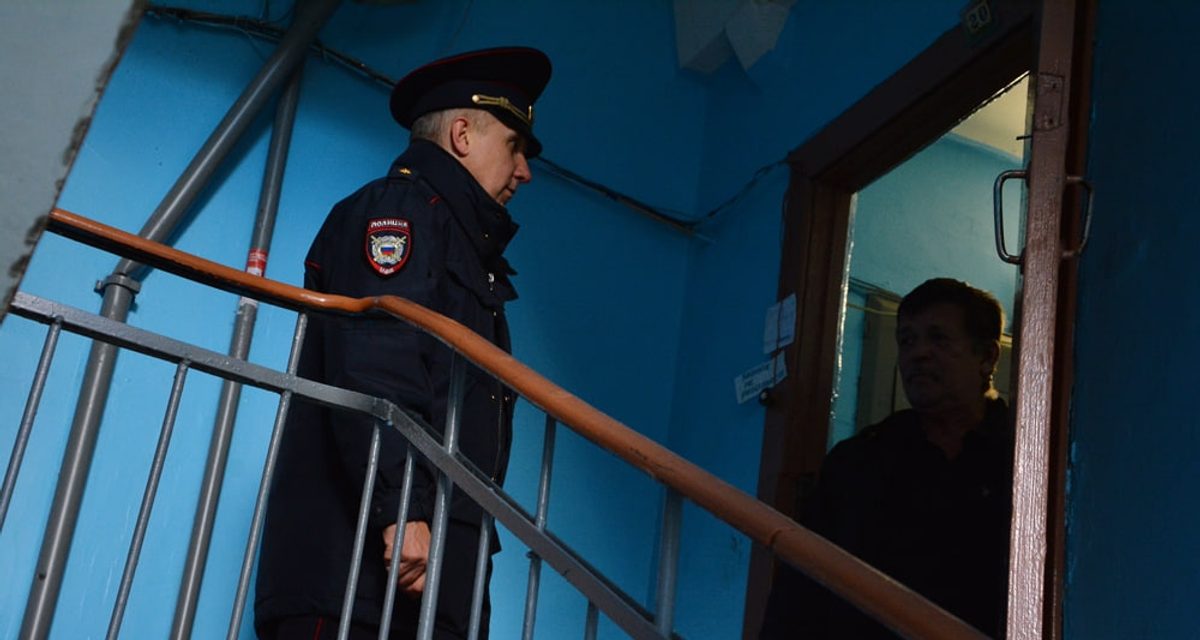 Пьяный житель Никольска приставил пинцет к шее сожительницы, решив, что она не хочет ложиться с ним