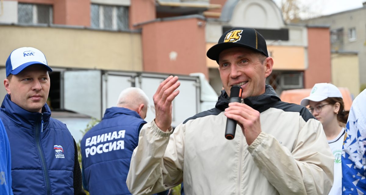 На Тернопольской высадили 34 клёна — на улице стало около 100 новых деревьев